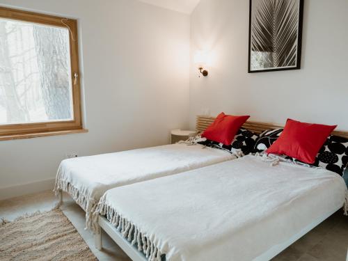 two beds sitting next to each other in a room at Naturelodge Kalbornia Mazury in Dąbrówno