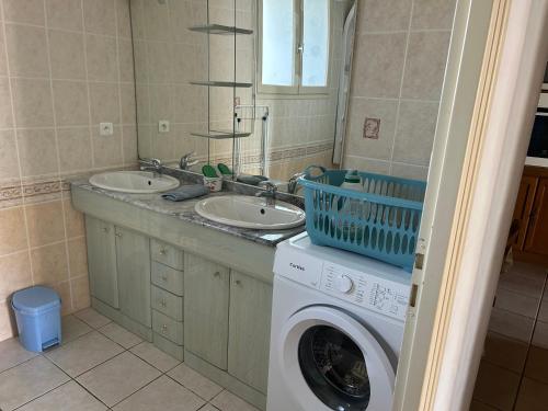 a bathroom with two sinks and a washing machine at Gite de la Sèvre in Saint-Amand-sur-Sèvre