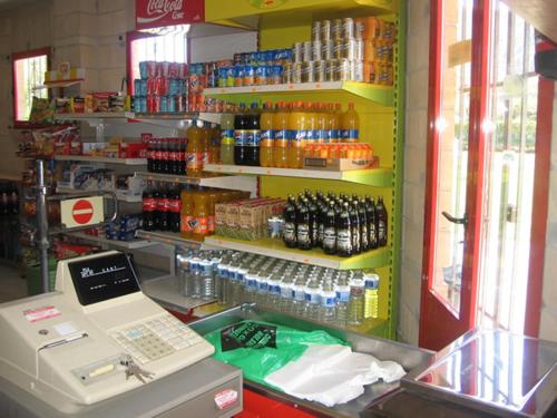 una tienda con caja registradora en una tienda con bebidas en Camping Sella, en Arriondas