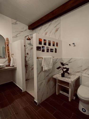 a bathroom with a toilet and a sink at Casa Amanecer in Tonosí