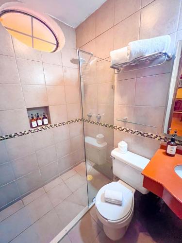 ein Badezimmer mit Dusche, Toilette und Waschbecken in der Unterkunft Maya Campeche Hotel in Campeche