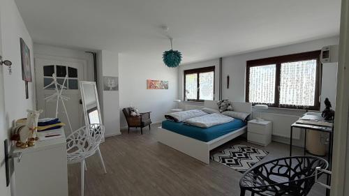 a living room with a bed and a kitchen at Gästezimmer Kirrlach in Waghäusel
