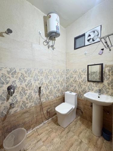 a bathroom with a toilet and a sink at HOTEL O DEV RAJ Homestay in Rishīkesh