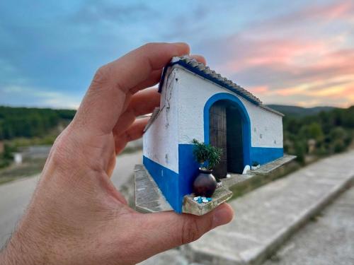 a hand holding a model of a small house at Alojamiento Rural La Tinaja in Ayna