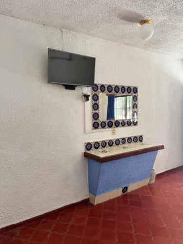 a waiting room with a tv on a wall at Hotel California in Mazatlán