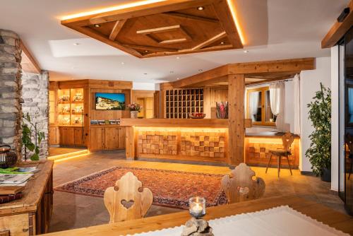 uma sala de estar com paredes de madeira e uma mesa em Hotel Haymon em Seefeld no Tirol