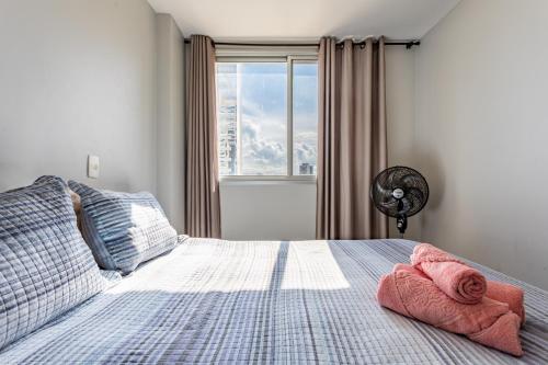 a bedroom with a bed with towels on it at Apt conforto 2 suítes Dfplaza in Brasília