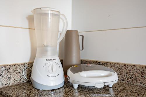 a blender sitting on top of a counter at Apt conforto 2 suítes Dfplaza in Brasília