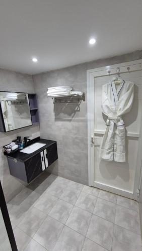 a bathroom with a sink and a door with a mirror at شاليه ياسمين حتا الخاص - Jasmin Hatta Private Chalet in Hatta