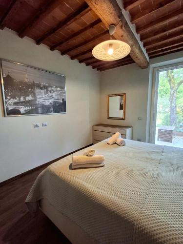 a bedroom with a large bed with towels on it at Tipical Tuscany Apartment near Lucca! in Capannori