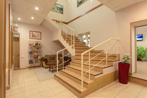 - un salon avec des escaliers dans une maison dans l'établissement Continental Hotel, à Rostov-sur-le-Don