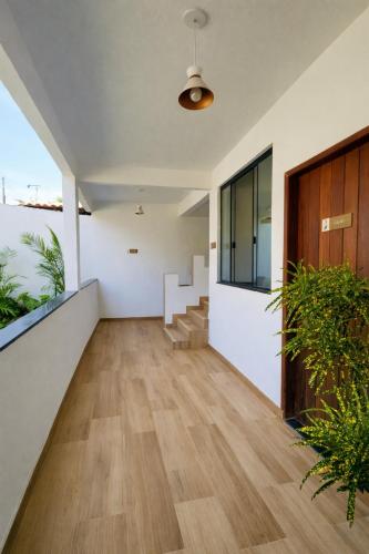 an empty hallway of a house with wooden floors at Morada dos Ventos Búzios in Búzios