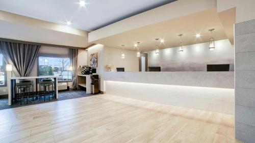 a large room with a counter and a bar at Sandman Hotel & Suites Kelowna in Kelowna