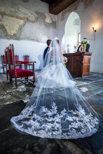 a man and a woman in a wedding veil at zámek Kolštejn - hotel Chateau Goldenstein in Branná