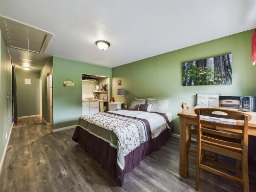 a bedroom with a bed and a desk with a desk at Elk Meadow Cabins 17B Gold Rush - Single Room in Orick