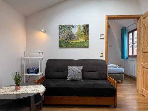 a living room with a couch and a table at Appartements Am Theater - Altstadt - Parkplatz in Weimar