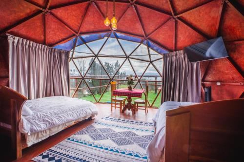 a room with a tent with a bed and a table at Antawara Gampling in Yaulloc