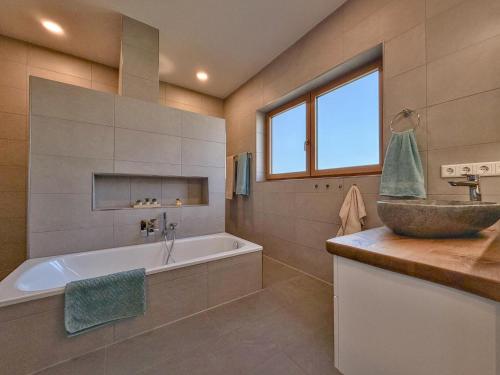 ein Badezimmer mit Badewanne und Waschbecken in der Unterkunft Fonse in Pettendorf