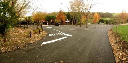 an empty street with a crosswalk in the road at Hostel albergue Paradiso in Hinojedo