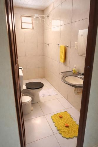 a bathroom with a toilet and a sink at Chácara Sossego in Viçosa do Ceará