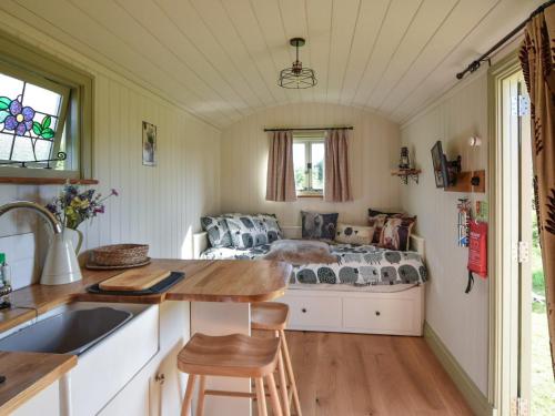 a tiny house with a bed in the corner at Ryeland Hut - Qu7632 in Messing