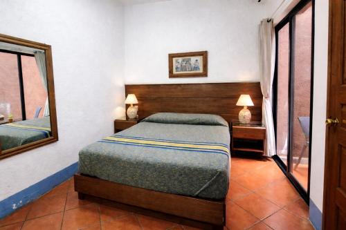 Hotel Suites Del Centro tesisinde bir odada yatak veya yataklar