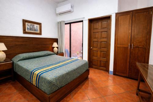 Llit o llits en una habitació de Hotel Suites Del Centro