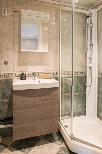 a bathroom with a sink and a shower at Cozy apartment in Sola