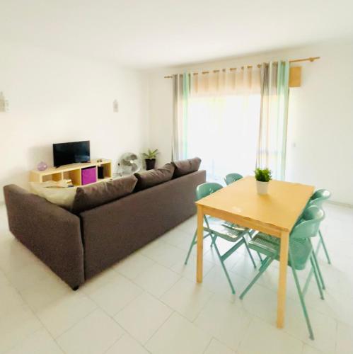 Spacious and sunny beach apartament