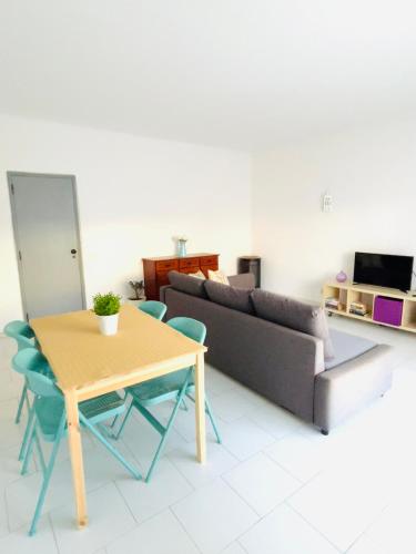 Spacious and sunny beach apartament