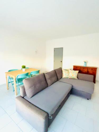 Spacious and sunny beach apartament