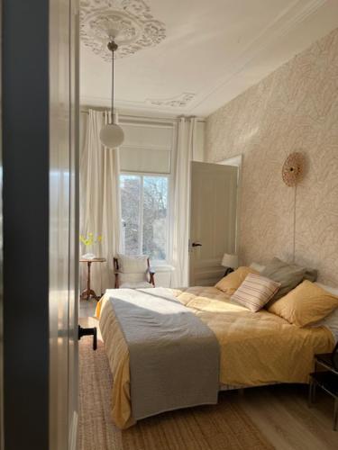 a bedroom with a bed and a window at Westersingel 24-2 in Rotterdam