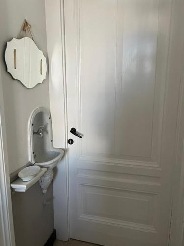 a bathroom with a white door and a sink at Westersingel 24-2 in Rotterdam