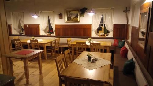 Un restaurante u otro lugar para comer en Gasthof Zauchenwirt