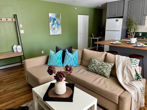ein Wohnzimmer mit Sofa und eine Küche in der Unterkunft Modern Maple Flat in Maple Ridge District Municipality