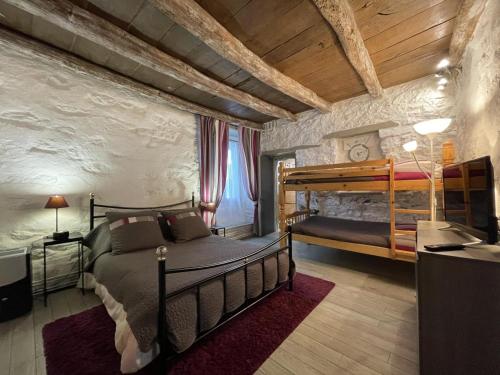 a bedroom with two bunk beds in a room at Chambre argoitzia in Saint-Martin-dʼArberoue