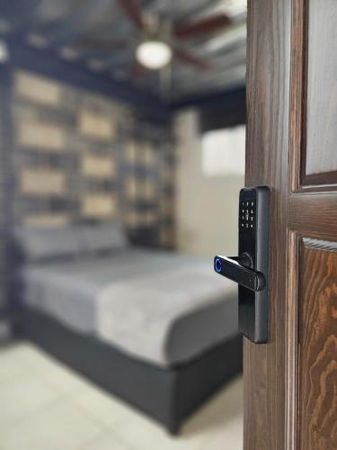 a doorhandle to a door with a bed in a room at Depas MiniLoft in Guadalajara