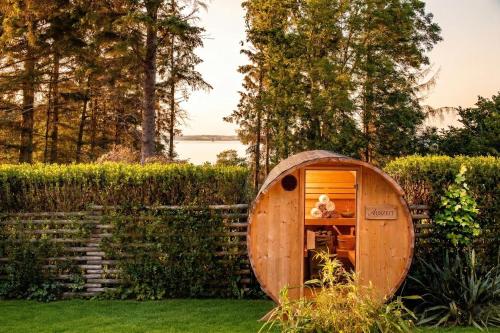 a small wooden hobbit house in the grass at Ferienhaus Strandläufer in Langballig