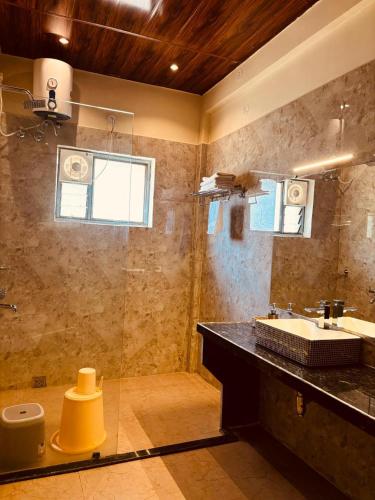 a bathroom with a sink and a mirror at Bandhav Moonlight Resort in Tāla