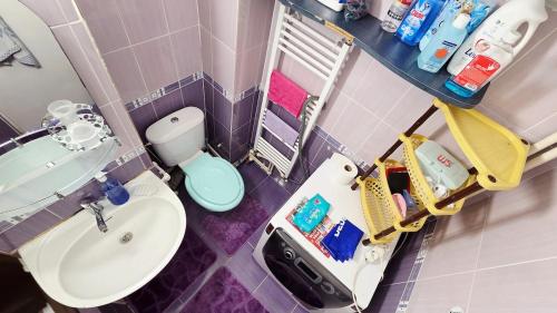 a small bathroom with a sink and a toilet at Casa MARI-SOR in Vulcan