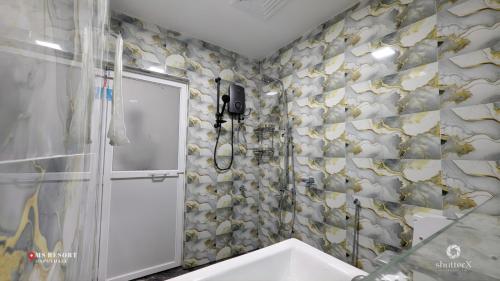 ein Badezimmer mit Dusche und Waschbecken in der Unterkunft MSResort in Haputale
