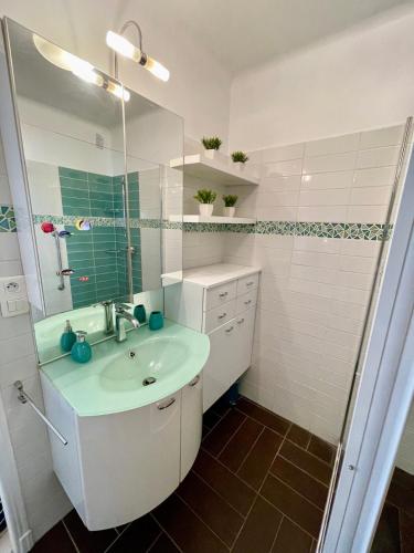 Bright Apartment - 2 Min Walk to Beach
