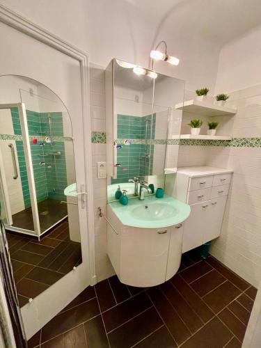 Bright Apartment - 2 Min Walk to Beach