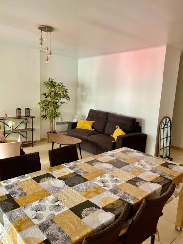 Bright Apartment - 2 Min Walk to Beach
