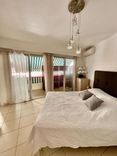 Bright Apartment - 2 Min Walk to Beach