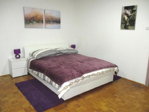 sypialnia z łóżkiem i 2 zdjęciami na ścianie w obiekcie Door 44 w Zagrzebiu