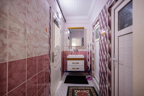 a bathroom with a sink and a mirror at Ipek Esintisi House in Nevşehir
