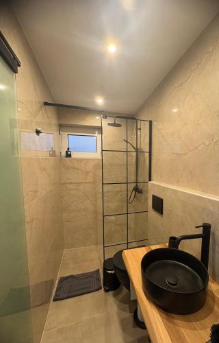 Bilik mandi di TimeOutApartments