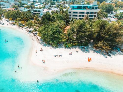 an aerial view of a beach with people on it at Season Paradise in Thulusdhoo