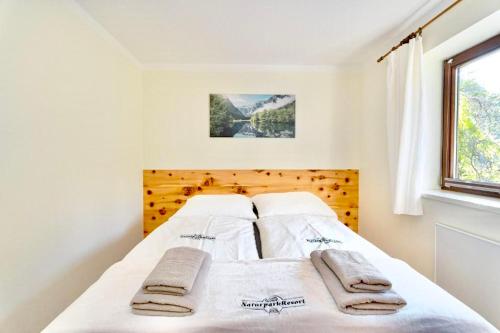 a bedroom with a bed with two towels on it at Hobel`s Home in Wildalpen
